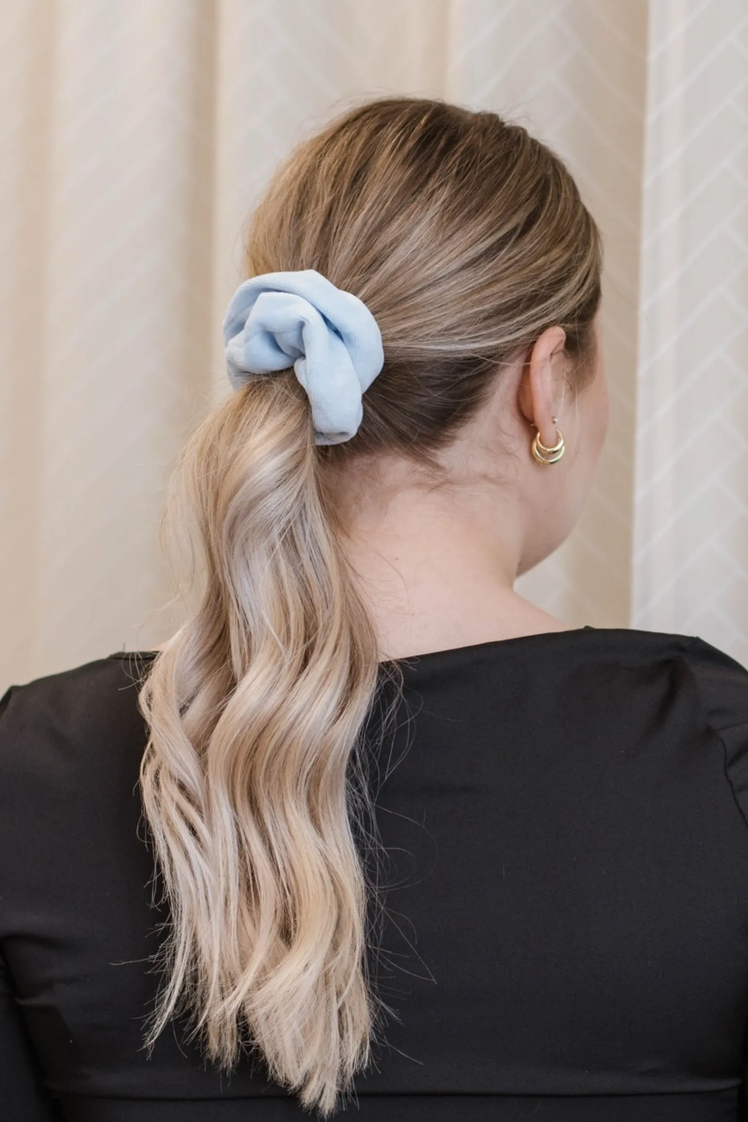Gumka do włosów SCRUNCHIES welur błękitny