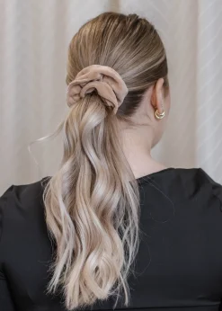 Gumka do włosów SCRUNCHIES welur ciepły beż