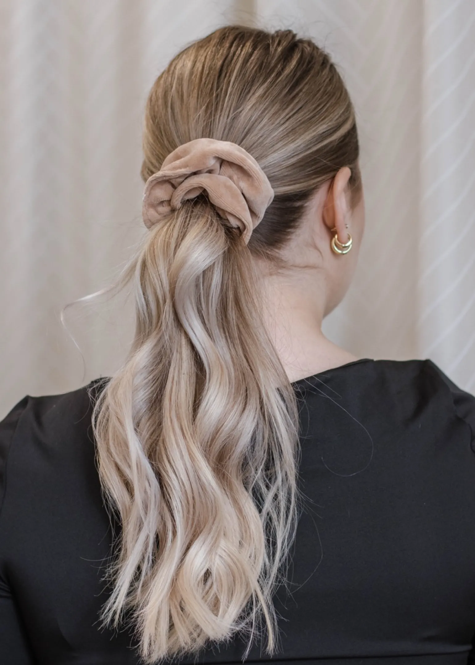 Gumka do włosów SCRUNCHIES welur ciepły beż