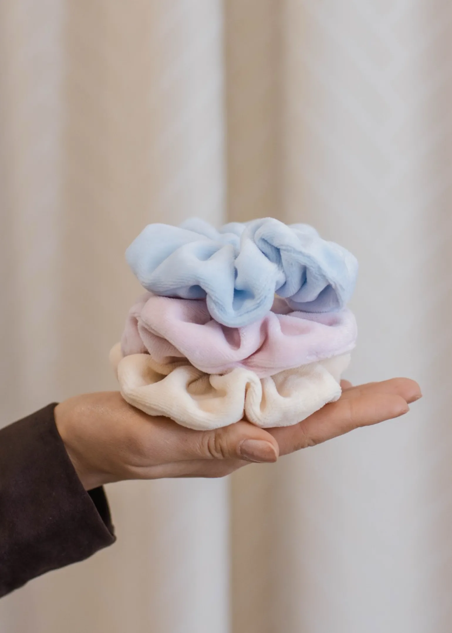 Gumka do włosów SCRUNCHIES welur jasny róż