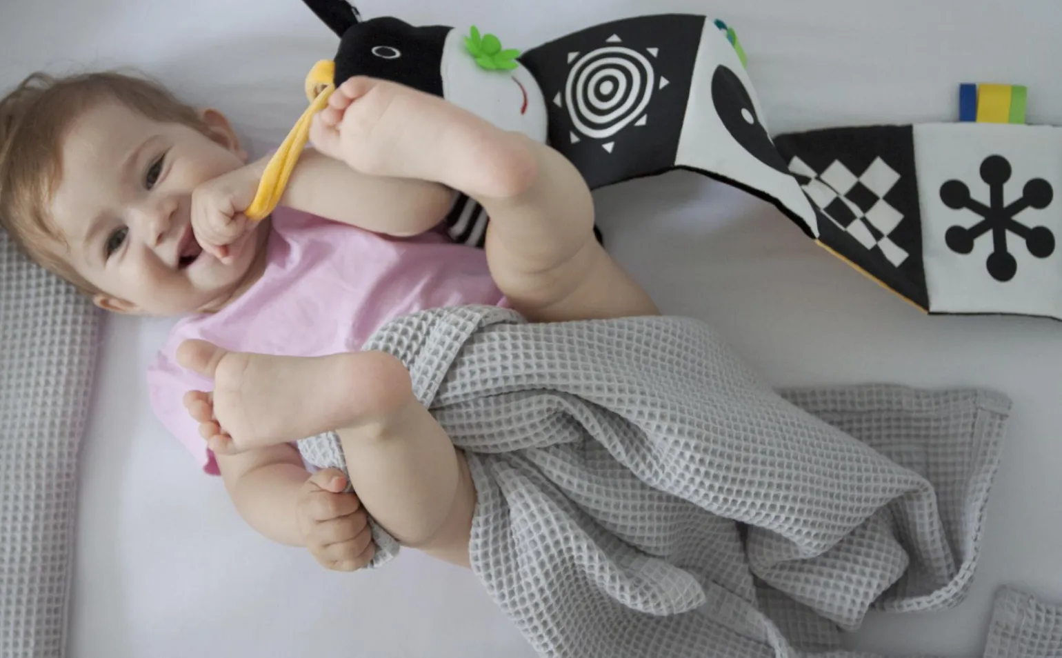 MOM'S CARE Kontrastowa książeczka do łóżeczka – Króweczka