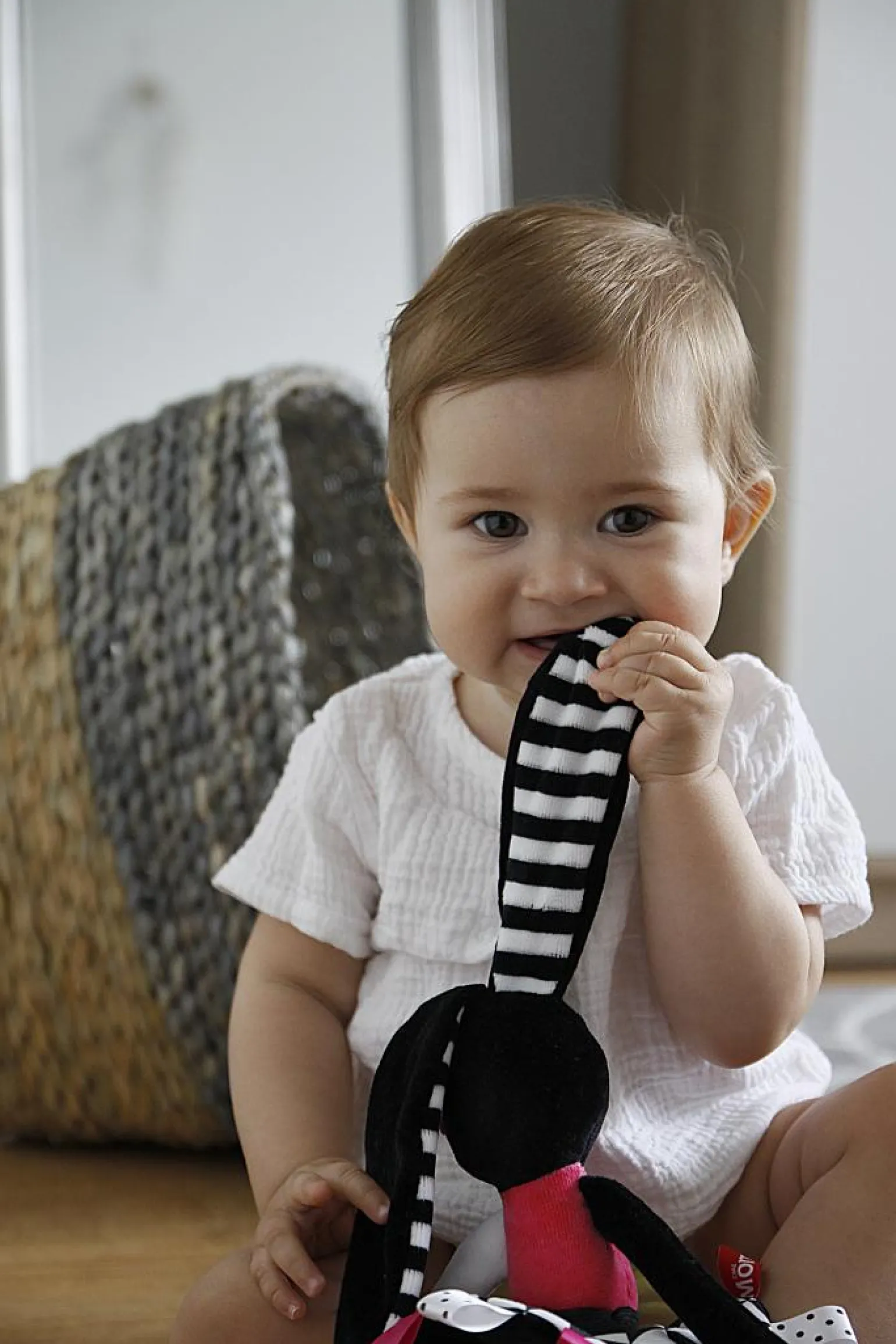 MOM'S CARE Kontrastowa przytulanka – Króliczka Różowa