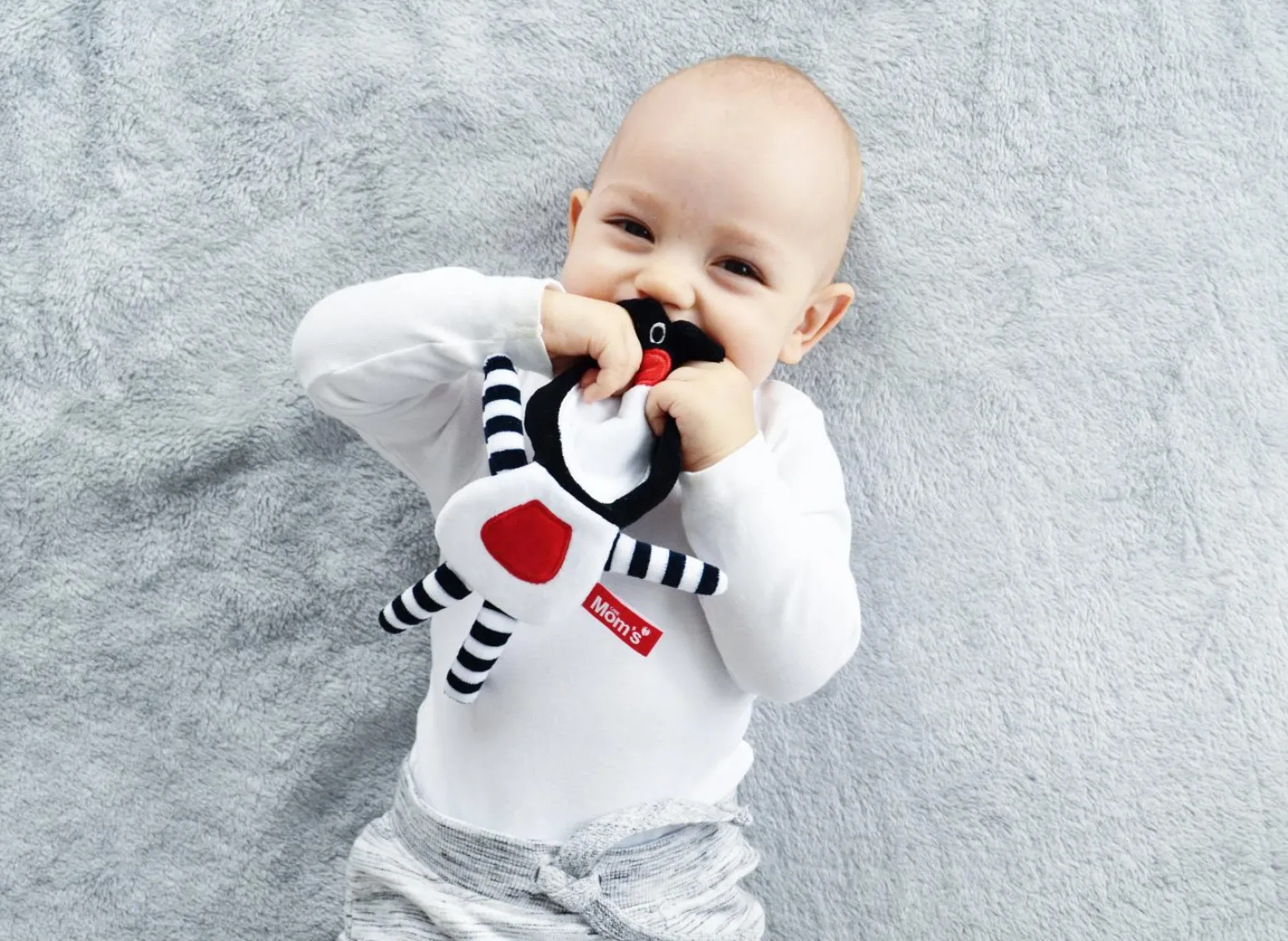 MOM'S CARE Kontrastowa przytulanka Szeleścik Misio Buu Czarny