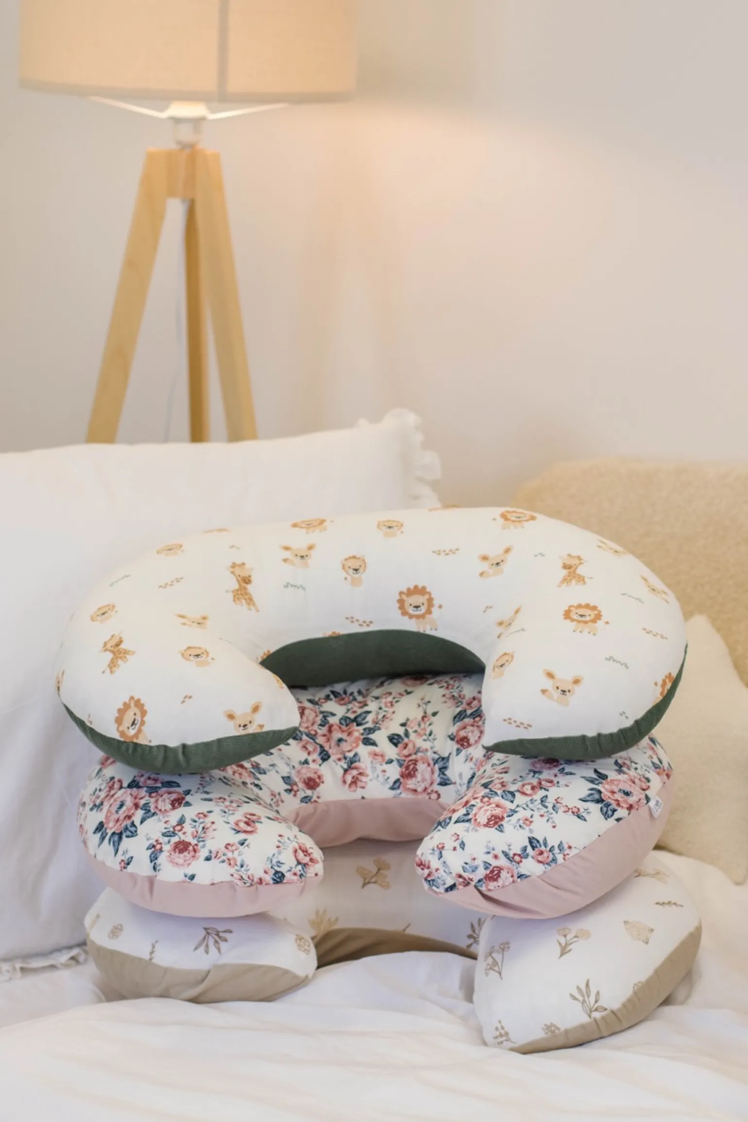 Muślinowa Poduszka rogal + zdejmowana poszewka - Baby Safari i oliwkowy Velvet