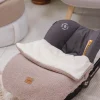 Okrycie, osłonka na nóżki do fotelika samochodowego i wózka spacerowego - Boucle Pink
